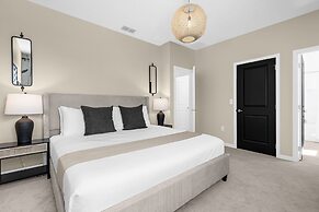 Modern 8BR Family Home With Private Pool BBQ