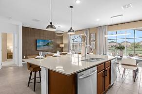 Modern 8BR Family Home With Private Pool BBQ