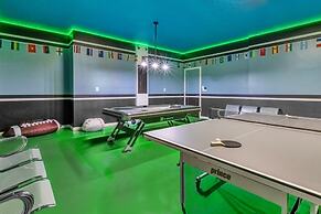 Modern 8BR Family Home With Private Pool BBQ