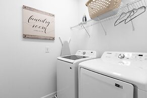 Modern 8BR Family Home With Private Pool BBQ