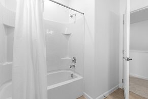 Modern 8BR Family Home With Private Pool BBQ