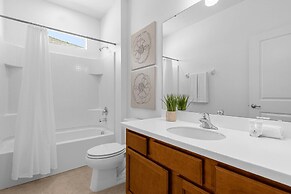 Modern 8BR Family Home With Private Pool BBQ