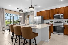 Modern 8BR Family Home With Private Pool BBQ