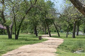 Upstay - 2-home Complex in Govalle for 18ppl