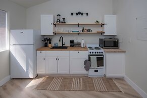 Spacious Studio Apartment Near Botanical Gardens