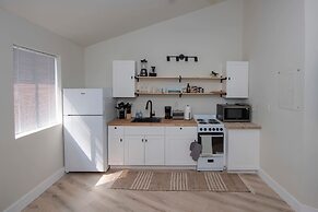 Spacious Studio Apartment Near Botanical Gardens