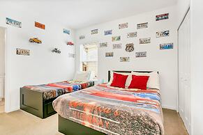 Family Resort Home w Private Pool BBQ Pingpong