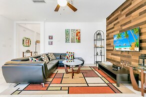 Family Resort Home w Private Pool BBQ Pingpong