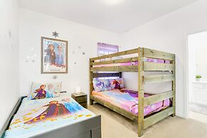 Family Resort Home w Private Pool BBQ Pingpong