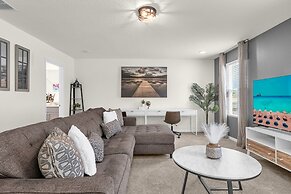 Upstay - New Build - Resort Home w Pool Hot Tub