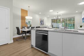 Upstay - Modern Family Townhome With Pool