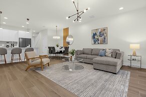 Upstay - Modern Family Townhome With Pool
