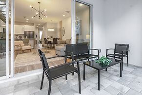 Upstay - Modern Family Townhome With Pool