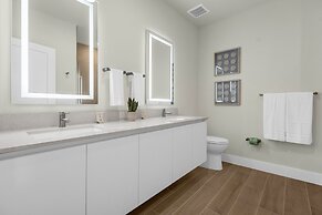 Upstay - Modern Family Townhome With Pool