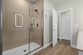 Upstay - Modern Family Townhome With Pool