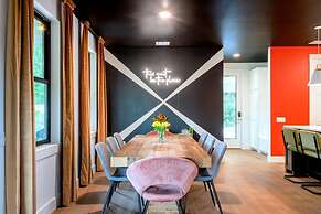 Queen s Gambit - 7 min Uber to Downtown ATX