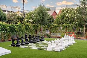 Queen s Gambit - 7 min Uber to Downtown ATX