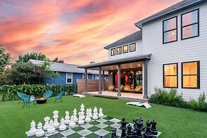 Queen s Gambit - 7 min Uber to Downtown ATX