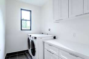 Queen s Gambit - 7 min Uber to Downtown ATX