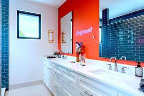 Queen s Gambit - 7 min Uber to Downtown ATX