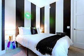 Queen s Gambit - 7 min Uber to Downtown ATX