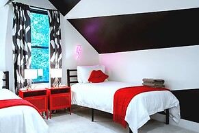 Queen s Gambit - 7 min Uber to Downtown ATX