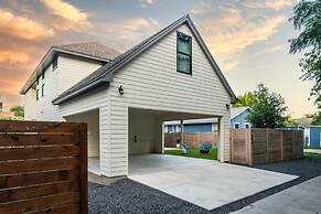 Queen s Gambit - 7 min Uber to Downtown ATX