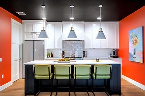 Queen s Gambit - 7 min Uber to Downtown ATX