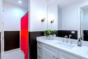 Queen s Gambit - 7 min Uber to Downtown ATX