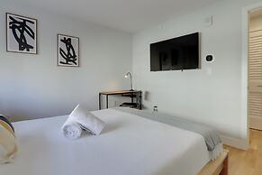 Modern Apartment Near D.C. Landmarks