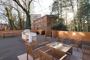 Modern Apartment Near D.C. Landmarks