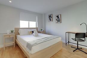 Modern Apartment Near D.C. Landmarks