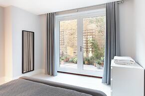 Luxurious Central Windsor Town House