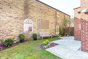 Luxurious Central Windsor Town House