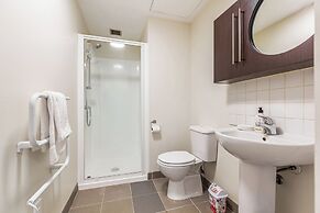 Cosy Central 1Br With Balcony!