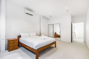 Contemporary 1Br Queen Street Retreat