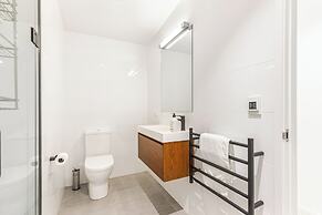 Contemporary 1Br Queen Street Retreat