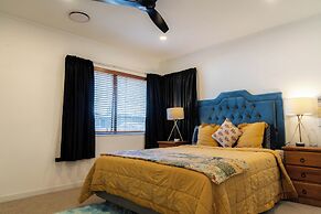 Spacious Eastern Beach Home - 1 Min From Beach!