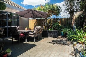 Spacious Eastern Beach Home - 1 Min From Beach!
