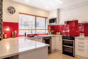 Spacious Eastern Beach Home - 1 Min From Beach!