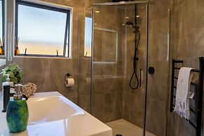 Spacious Eastern Beach Home - 1 Min From Beach!