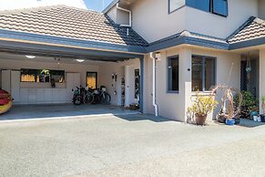 Spacious Eastern Beach Home - 1 Min From Beach!