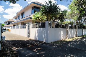 Spacious Eastern Beach Home - 1 Min From Beach!