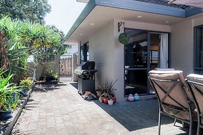 Spacious Eastern Beach Home - 1 Min From Beach!