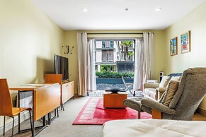 Spacious Viaduct Studio + Free Parking!