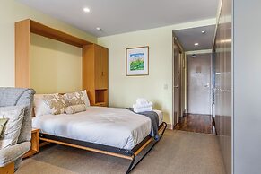 Spacious Viaduct Studio + Free Parking!