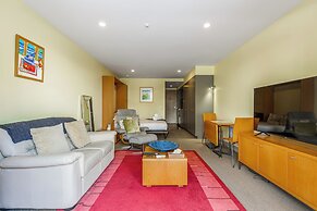 Spacious Viaduct Studio + Free Parking!