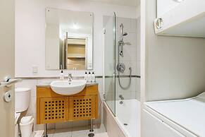 Spacious Viaduct Studio + Free Parking!