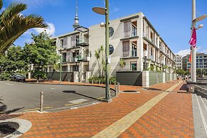 Spacious Viaduct Studio + Free Parking!