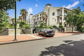 Spacious Viaduct Studio + Free Parking!